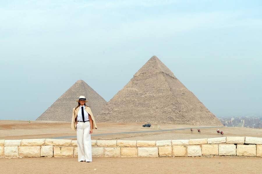 Melania Trump, en veste Ralph Lauren et chemise Chanel, visite la grande pyramide de Gizeh le 6 octobre 2018