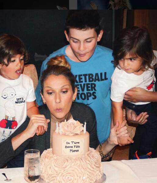 Céline Dion en chignon et en famille.