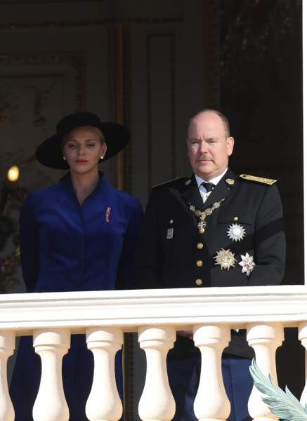Charlène de Monaco sublime avec son chapeau et son manteau en velours aux côtés de son mari