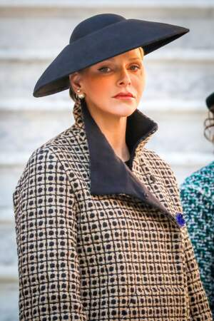La princesse Charlene de Monaco s'affiche dans un look très élégant et un chapeau remarquable