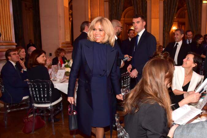 Brigitte Macron, tout sourire, se rend à sa table attitrée