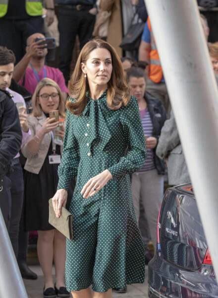 Kate Middleton visite l'hôpital pour enfants Evelina à Londres dans une élégante robe à pois verte