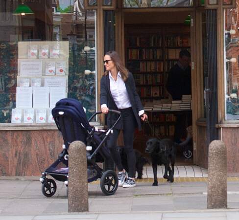Pippa Middleton s'arrête dans une librairie de Londres avec son fils Arthur et ses deux chiens le 1er mai 2019.