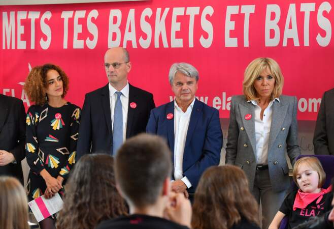 Brigitte Macron, en slim, escarpins et blazer pour un look d'instit' stylée