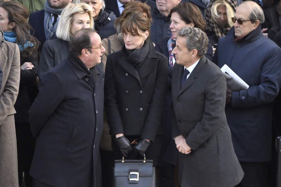 François Hollande en discussion avec Carla Bruni-Sarkozy et Nicolas Sarkozy