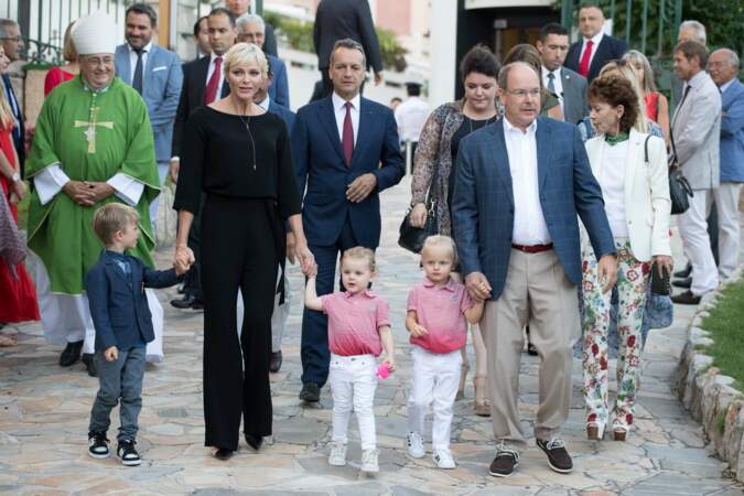 Les jumeaux Jacques et Gabriella sont entourés de leur parents Albert et Charlène de Monaco