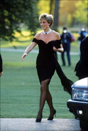 La robe de l'émancipation, courte et décolletée, est signée Christina Stambolian en 1994