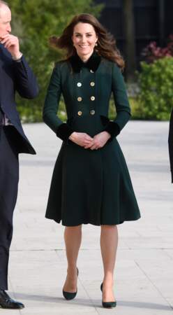 Kate Middleton le 18 mars 2017 dans un joli manteau kaki esprit militaire