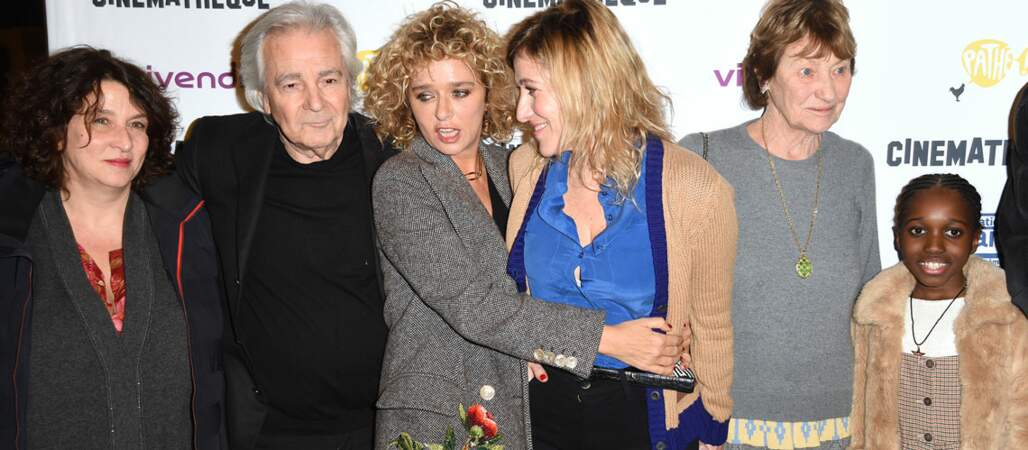 Valeria Bruni Tedeschi a posé avec l'équipe du film Les Estivants. Parmi eux, sa mère : Marisa Borini, et sa fille.