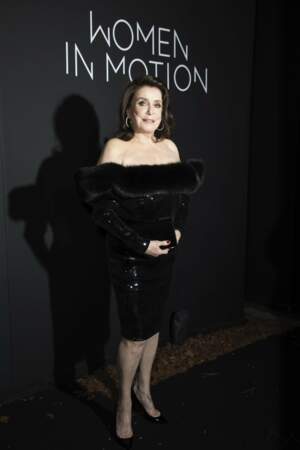 Catherine Deneuve prend la pose à Cannes dimanche 13 mai