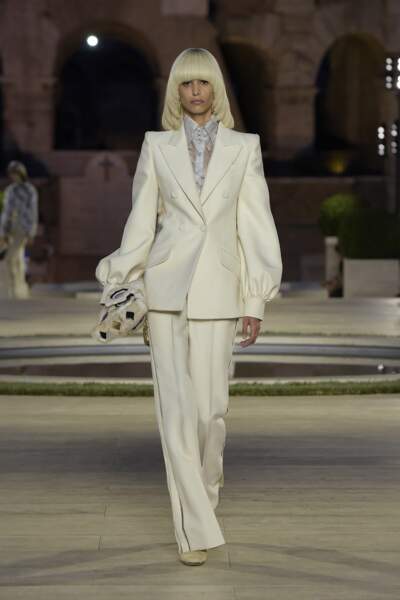 Le premier look du défilé Fendi était un costume féminin blanc aux allures seventies, hommage à Karl Lagerfeld.