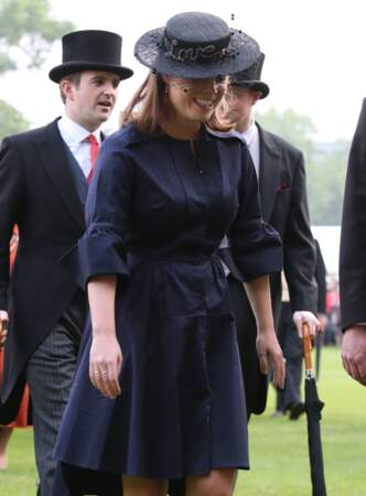La princesse Eugenie d'York en robe bleue chic et un chapeau doté du mot Love, joli clin d'œil à son mariage