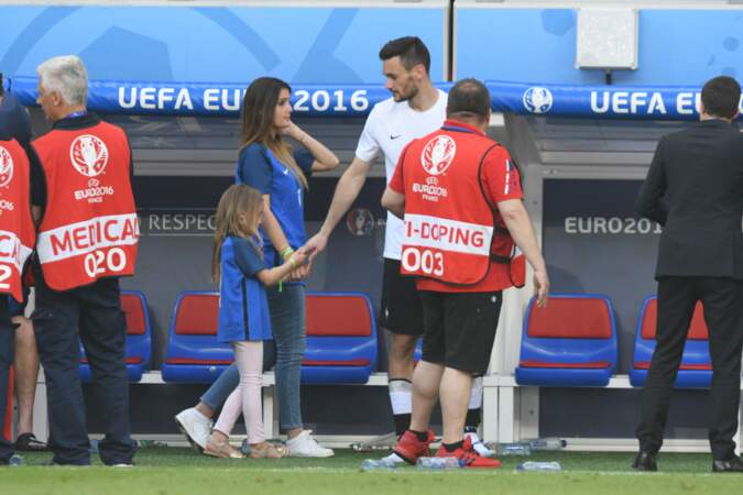 Hugo Lloris, sa femme Marine et leur fille Anna Rose après le match France - Irlande lors de l'Euro 2016