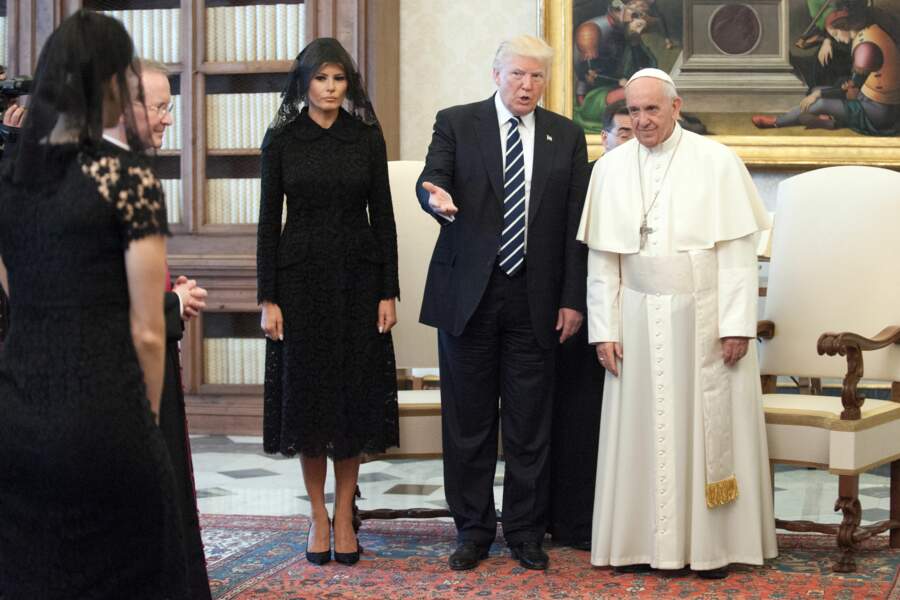 Tout de noir vêtue, lors de sa rencontre avec le pape Francis au Vatican, le 24 mai 2017