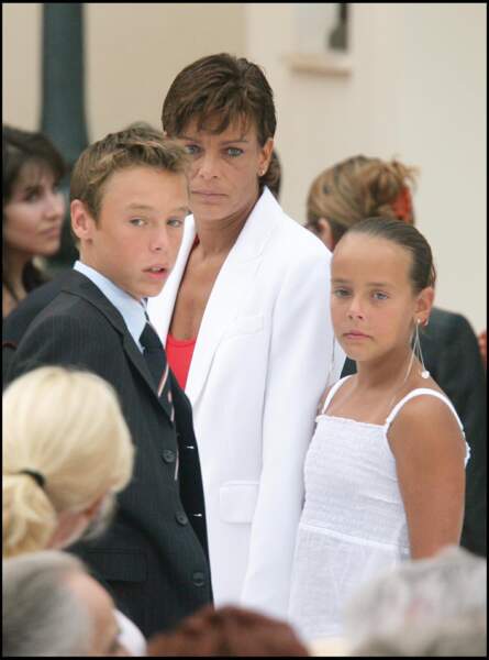 Louis et Pauline avec Stéphanie lors de la cérémonie de l'avènement du prince Albert II de Monaco, en 2005