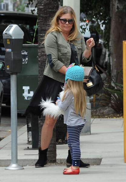 Nicole Eggert 20 ans plus tard avec sa fille sur un trottoir de Los Angeles.