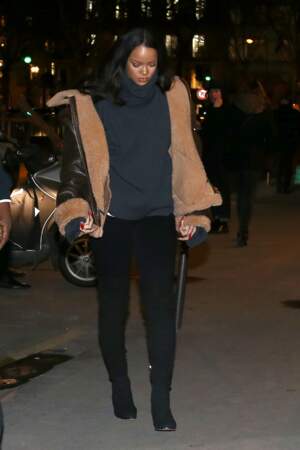 Rihanna se la joue cocooning minimal en noir avec une veste en mouton retournée 