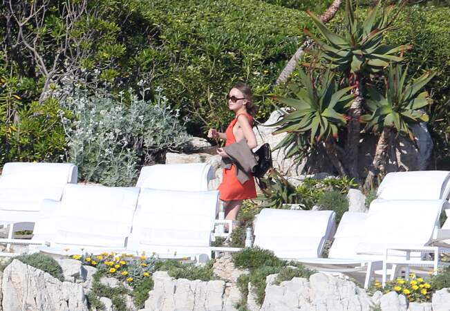 Décolleté et sideboob pour Lily-Rose Depp au festival de Cannes