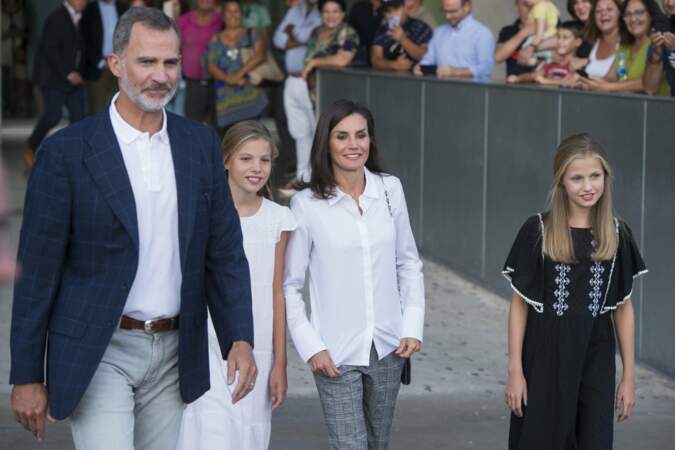 Le roi Felipe, la reine Letizia, la princesse Leonor et la princesse Sofia d'Espagne rendent visite à Juan Carlos.