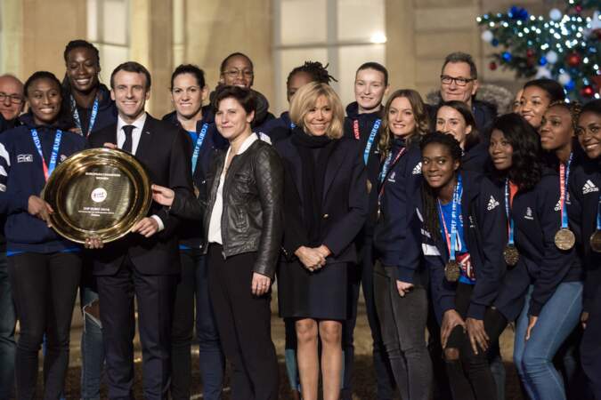 Brigitte Macron très souriante entourée de l'équipe de france de handball championne d'Europe