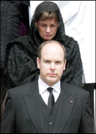 Stéphanie, très émue, et Albert lors des obsèques de Rainier III, en la cathédrale de Monaco le 15 avril 2005