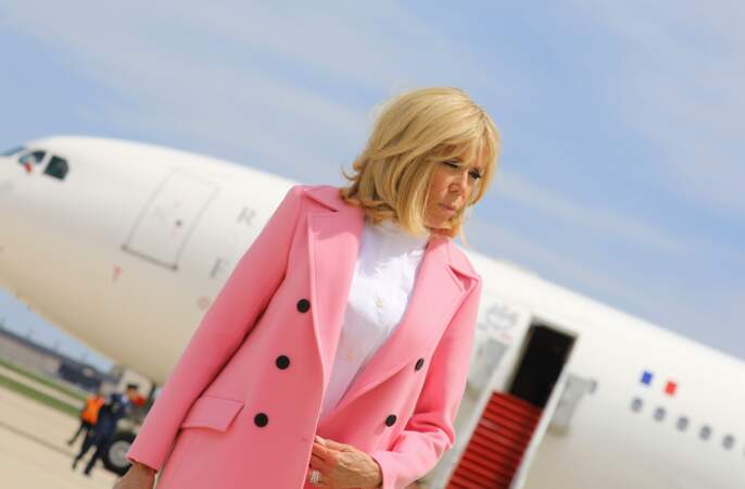 Brigitte Macron en manteau rose Louis Vuitton à son arrivée aux Etats-Unis le 23 avril 2018