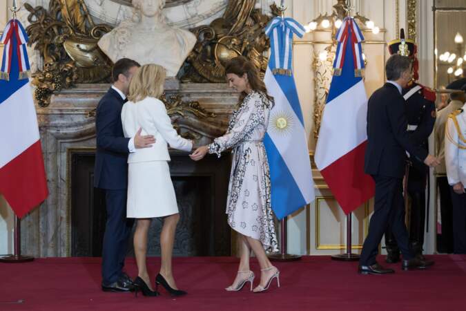 Brigitte Macron très complice avec la femme du président argentin en robe courte fluide