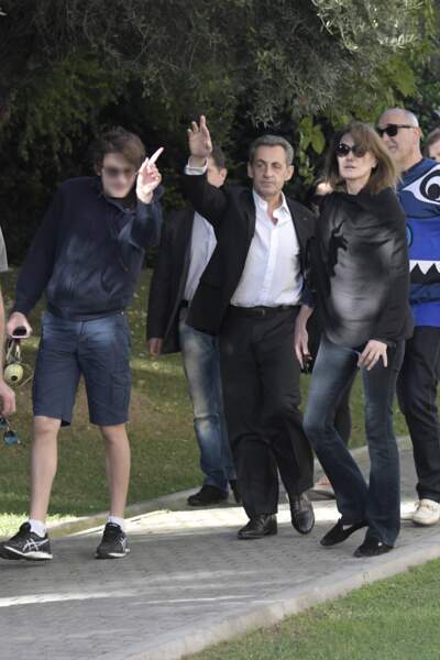 Carla Bruni-Sarkozy, Nicolas Sarkozy et Aurélien, qui joue avec les paparazzis
