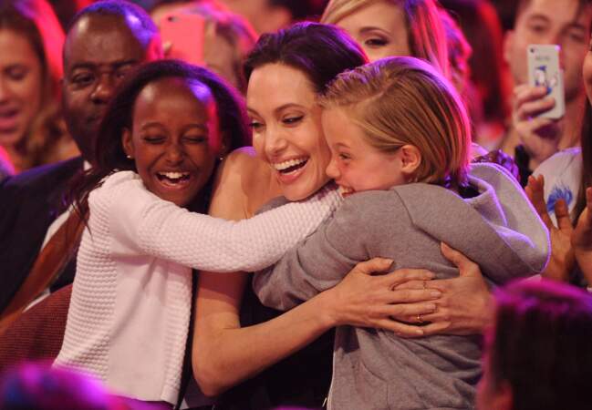 Moment tendre entre Shiloh, Zahara et Angelina Jolie