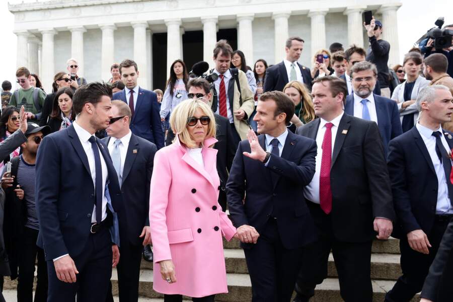 Le garde du corps de Brigitte Macron met la Toile en émoi