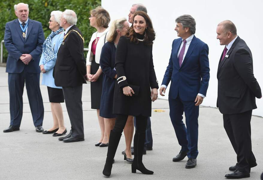 Très souriante, Kate Middleton, n'affiche pas encore vraiment de baby-bump 