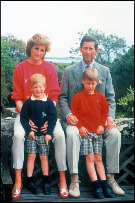 Le prince Harry et son frère William, en vacances avec Lady Diana et le prince Charles aux Iles Scilly en 1989