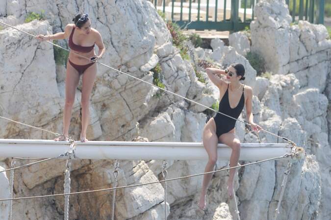 Kendall Jenner et son amie au bord de la piscine