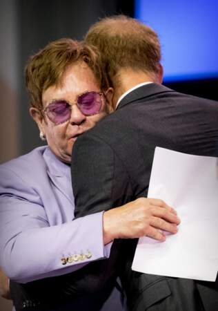 Elton John et le prince Harry se font une accolade, révélatrice de leur amitié