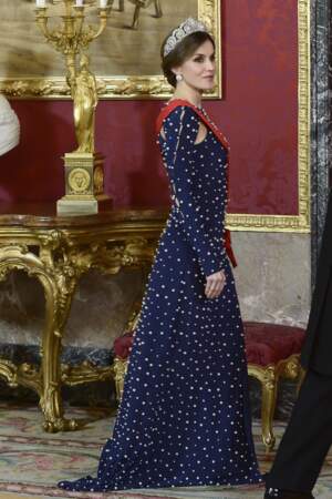 La reine d'Espagne portait une longue robe perlée et fendue sur la gauche