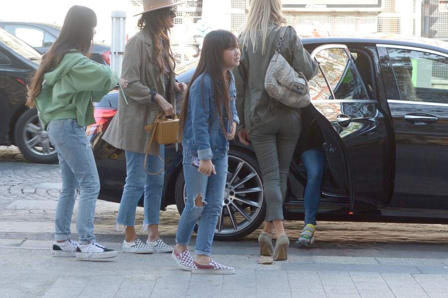 Laeticia Hallyday arrive avec ses filles et des amies à La Joia, restaurant d'Hélène Darroze, à Paris, le 8 octobre