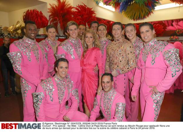 Céline Dion dans les loges du Moulin Rouge, entourée des danseurs du cabaret, le 24 janvier 2019