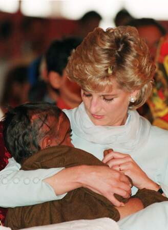 La princesse Diana émue aux larmes, lors d'une visite d'un hôpital au Pakistan en avril 1996