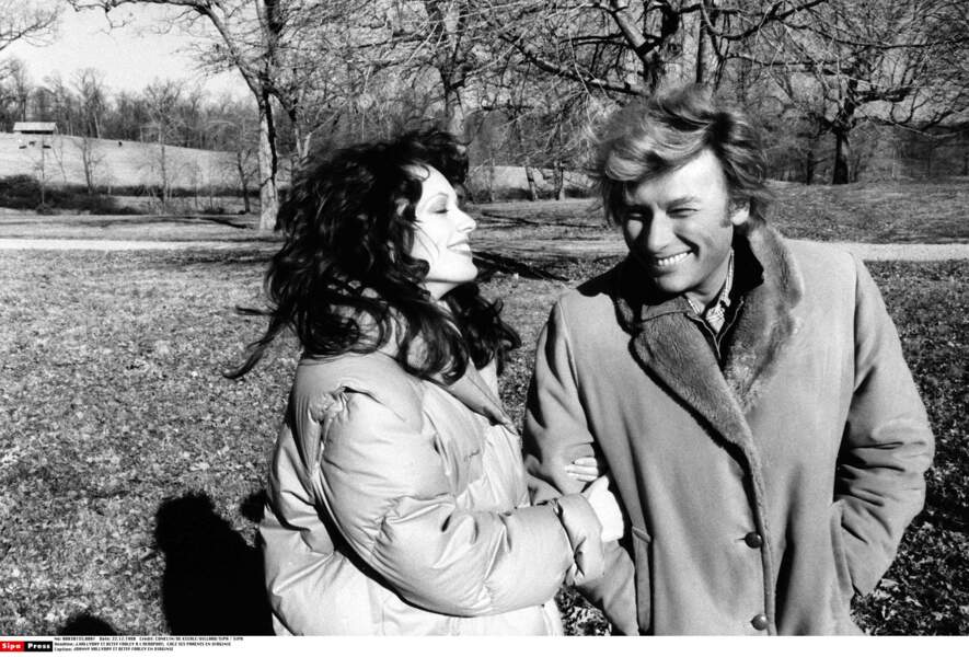 Johnny Hallyday et le mannequin Betsy Farley, en 1980.