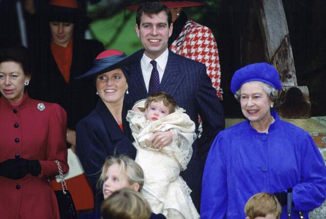La princesse Eugénie avec sa mère Sarah Ferguson et la reine Elizabeth II lors de son baptême, le 23 décembre 1990