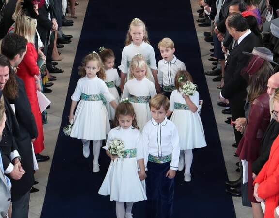 Très concentrés, les enfants d'honneur suivent de près la mariée
