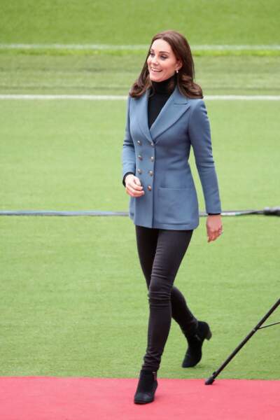 Kate Middleton radieuse et très en forme en pantalon slim et veste d'officier