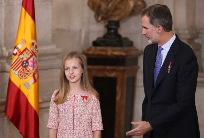 Le Roi Felipe VI d'Espagne toujours très chic avec sa fille la Princesse Léonor lors d'une cérémonie.