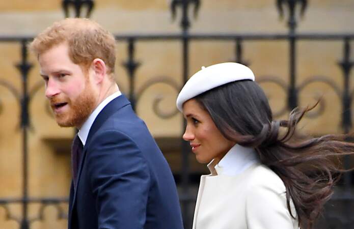 le prince Harry et Meghan Markle, tout en blanc et les cheveux au vent