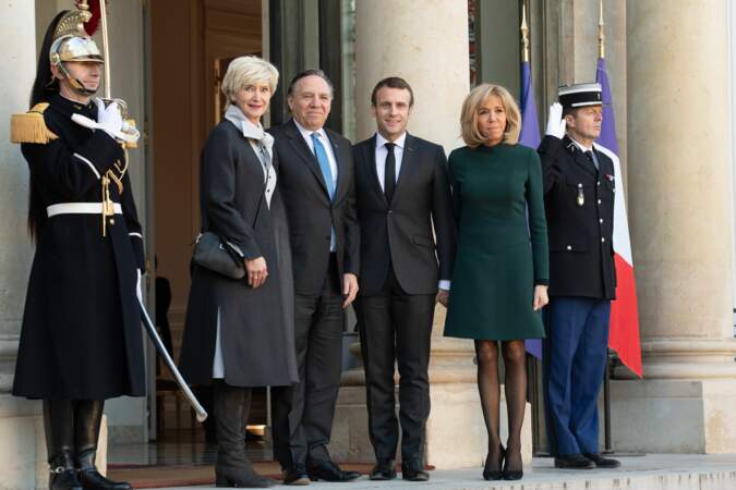Brigitte Macron reçycle sa robe verte courte signée Louis Vuitton