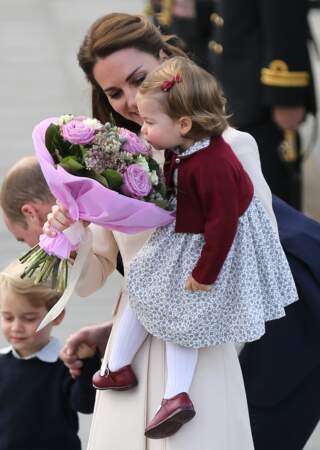 Charlotte dans les bras de Kate Middleton à leur départ de Victoria le 1er octobre 2016