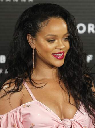 Les lèvres glossy fuschia de Rihanna