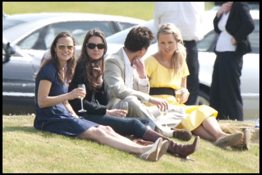En 2009, Pippa et Kate assiste à un match de polo à Coworth Park