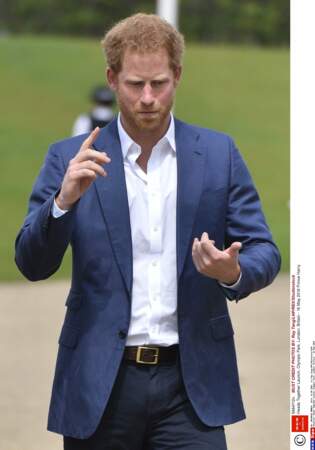 Prince Harry est très concentré pour compter