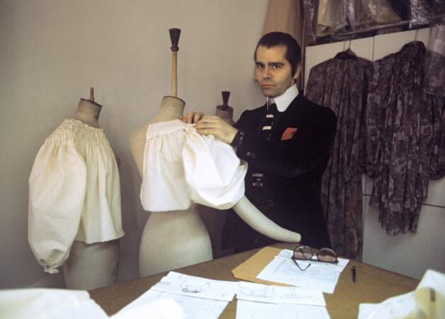 Karl Lagerfeld pose dans son studio parisien, en 1979